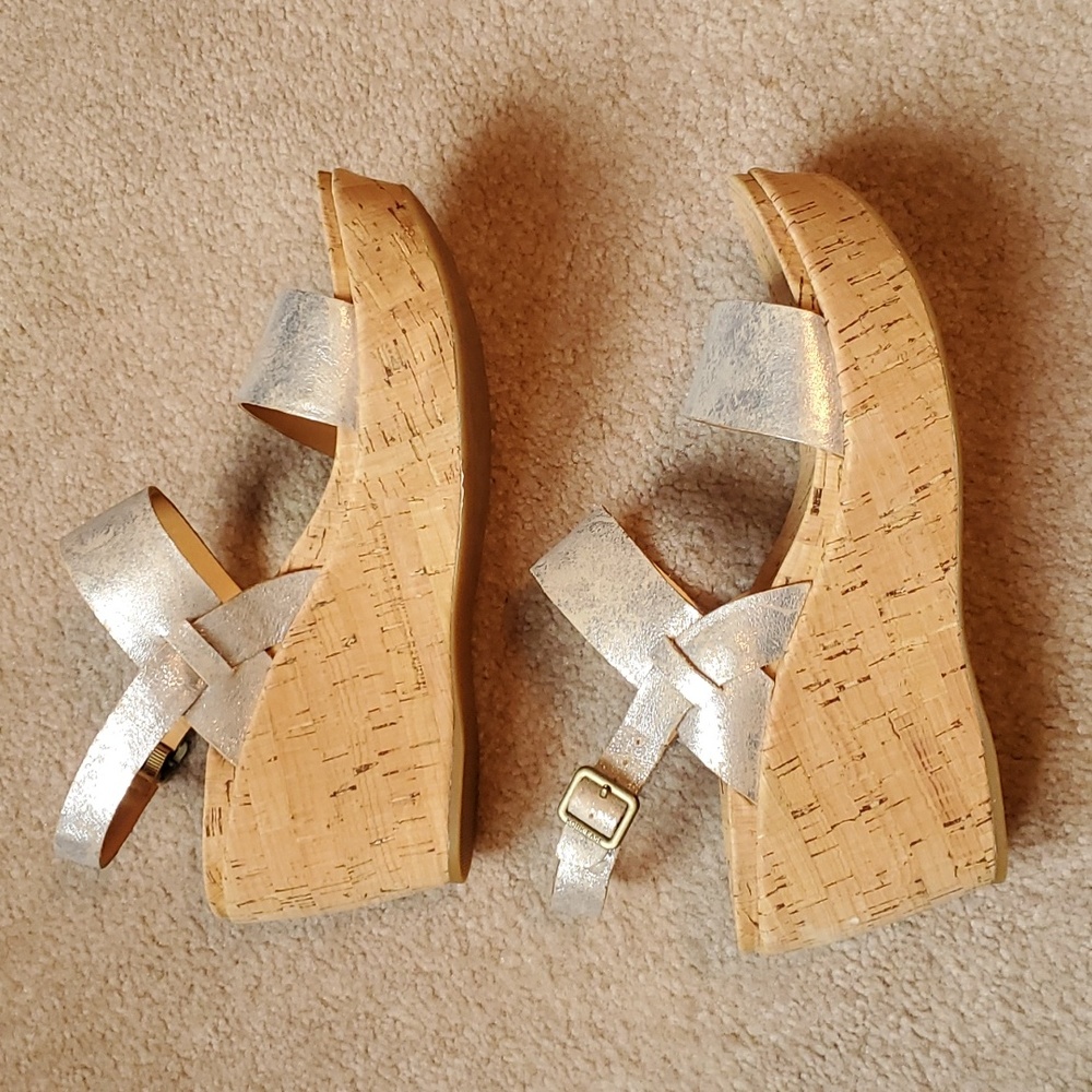 Kork-Ease metallic silver size 10M 3.5" heeled platform sandal - Picture 3 of 16